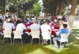 Çınar altında kahvaltı keyfi yaptılar