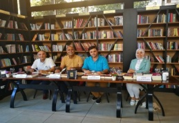 Çınarlı Kitap Kafe’de yazar imza günleri ve söyleşi etkinlikleri yapıldı