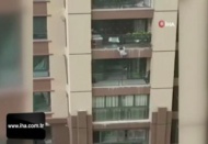 Çin'de 6'ncı kattan düşen çocuk çarşafla kurtarıldı