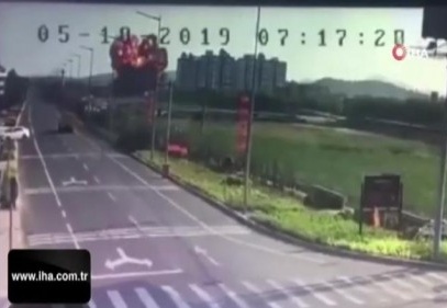 Çin'de savaş uçağı okulun yanına düştü: 2 ölü