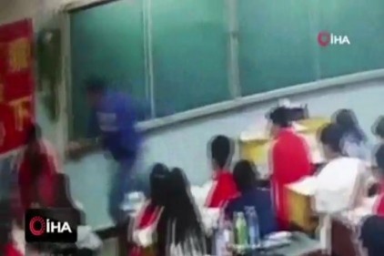 Çin&#039;de sinirli öğretmen öğrencileri dövdü