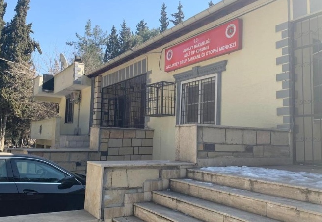 Cinnet getiren polis önce oğlunu sonra kendisi vurdu