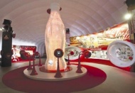 Coca Cola, çocuklar için mutluluk çadırı kurdu