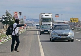 Çocuğu için yürüyor