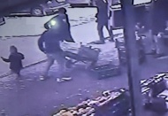 Çocuğu otomobilin altında kalmaktan son anda kurtardı 
