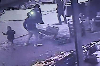 Çocuğu otomobilin altında kalmaktan son anda kurtardı 