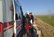 Çocuğunu hastaneye götürürken kaza yaptı