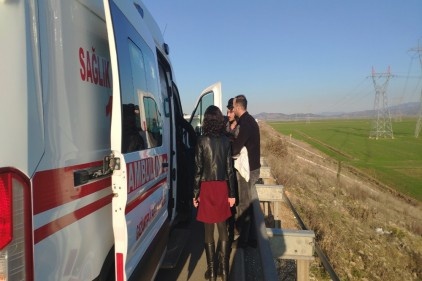Çocuğunu hastaneye götürürken kaza yaptı