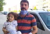 Çocuk, balkondan adamın üzerine düştü