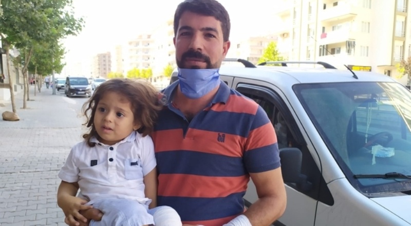 Çocuk, balkondan adamın üzerine düştü