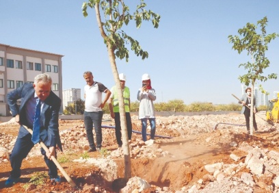 Çocuk hastanesinin çevresi yeşilleniyor