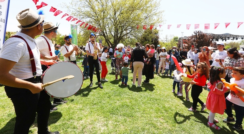 Çocuk korosuna Şahin de eşlik etti