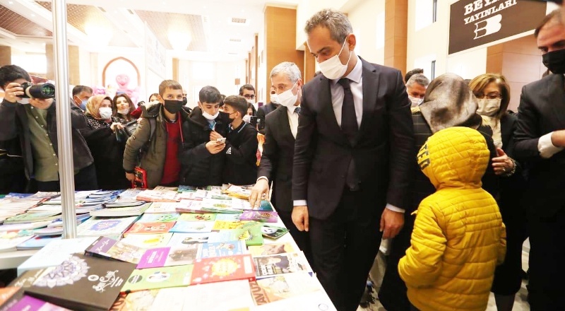 "Çocuk Şenliği Kitap Fuarı"nı Bakan Özer yaptı