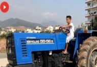 Çocuk traktör şoförü yürekleri ağza getirdi