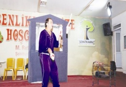 Çocuklar akrabot gösterisini nefeslerini tutarak izledi 