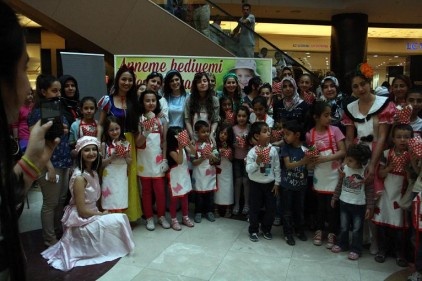 Çocuklar annelerine hediye hazırladı