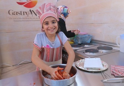 Çocuklar Antep köftesi yapmak için yarıştı