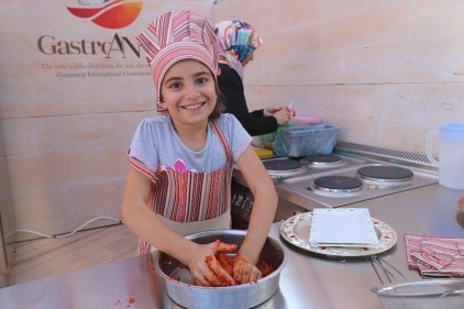 Çocuklar Antep köftesi yapmak için yarıştı