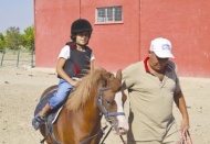 Çocuklar ata biniyor