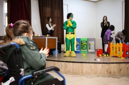 Çocuklar eğlenerek geri dönüşümü öğreniyor 