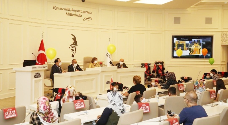Çocuklar için özel tertibatlı tekerlekli sandalye dağıtıldı