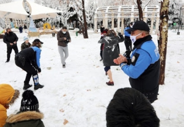 Çocuklar kartopu oynadı