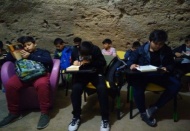 Çocuklar, kütüphanede ve piknik alanlarında kitap okudu 