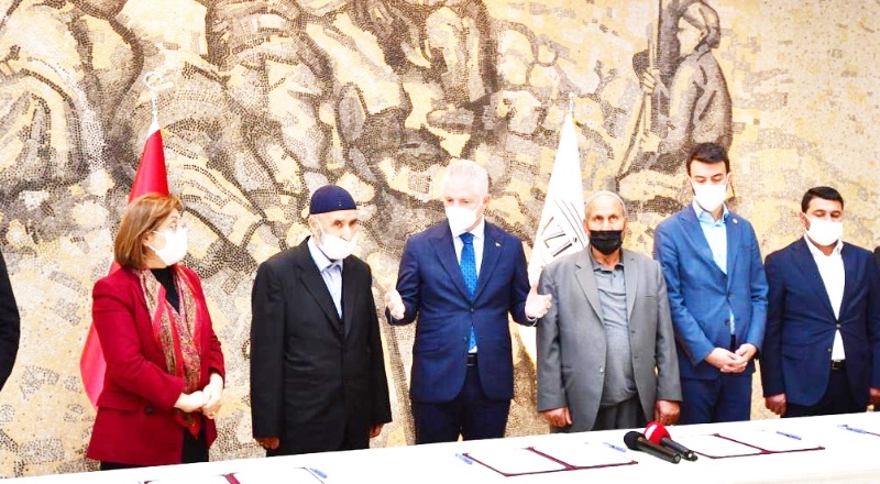 Çocuklar okul bulamıyor, onlar cami ve kuran kursu yaptırıyor