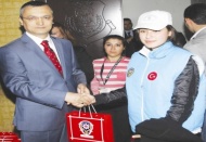 Çocuklar polislere Kürtçe teşekkür etti