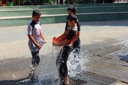 Çocuklar sıcaktan süs havuzlarına sığınıyor