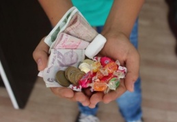 Çocuklar sokaklarda gün boyu şeker toplama peşine düştüler