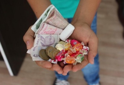 Çocuklar sokaklarda gün boyu şeker toplama peşine düştüler