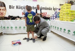 Çocuklar tepeden tırnağa giydiriliyor