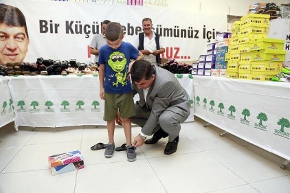 Çocuklar tepeden tırnağa giydiriliyor