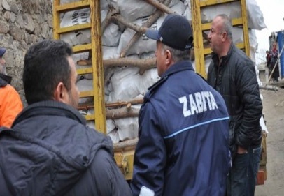 Çocuklar üşümesin diye odun dağıtılıyor