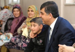 Çocuklar ve anneleriyle yakından ilgilendi, sorunlarını dinledi
