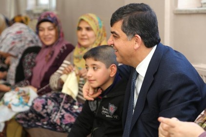 Çocuklar ve anneleriyle yakından ilgilendi, sorunlarını dinledi