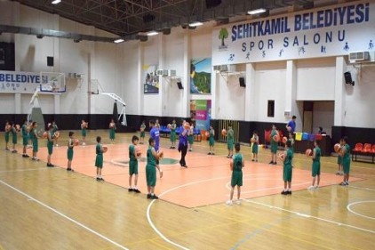 Çocuklar ve gençler spor alanlarında buluşuyor
