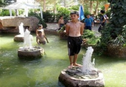 Çocuklar yapay havuzlarda serinliyorlar 