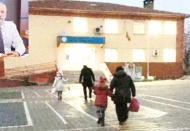 Çocuklar zifiri karanlıkta okula gitmek zorunda kalıyor