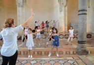 Çocuklara dans öğretiliyor 