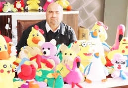 Çocuklara oyuncak dağıttı