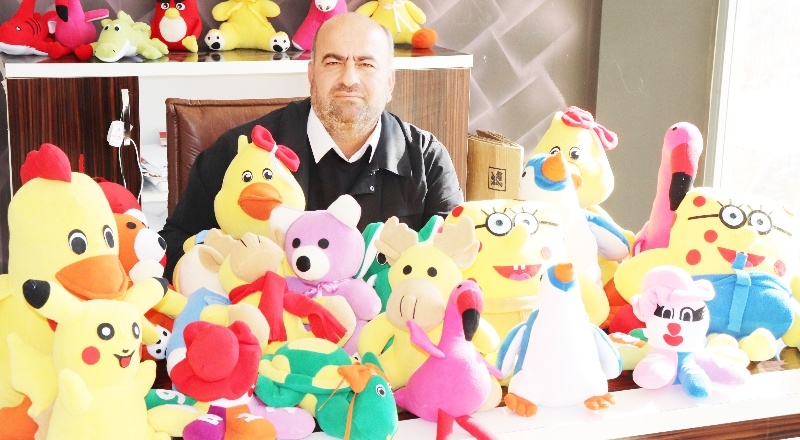 Çocuklara oyuncak dağıttı