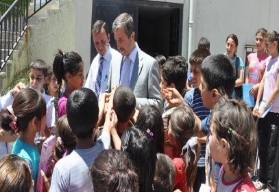 Çocuklara oyuncak dağıttı