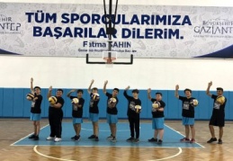 Çocuklara, sporun yararları anlatılıyor