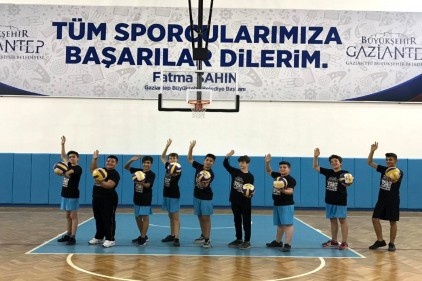Çocuklara, sporun yararları anlatılıyor