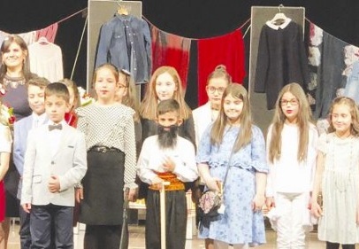 Çocuklardan ebeveynlere tiyatrolu gönderme