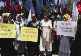Çocukları dağdaki annelere destek verdiler