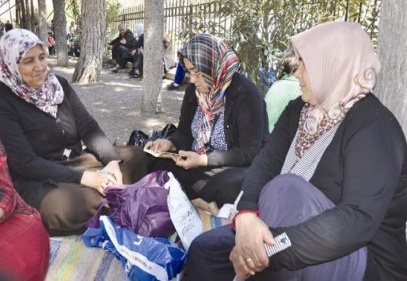 Çocukları içeride, velileri dışarıda ter döktü