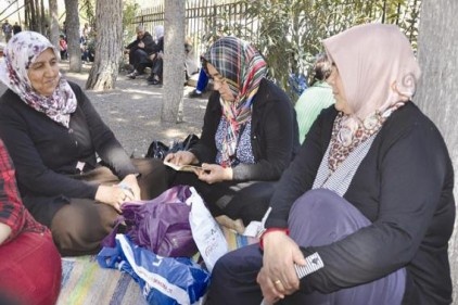 Çocukları içeride, velileri dışarıda ter döktü